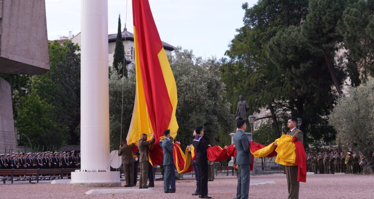 Izado de la bandera nacional en los jardines del Descubrimiento de la plaza de Colón