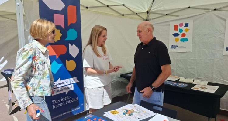 La concejala del Ciudad Lineal, Nadia Álvarez, en la Feria de Asociacionismo