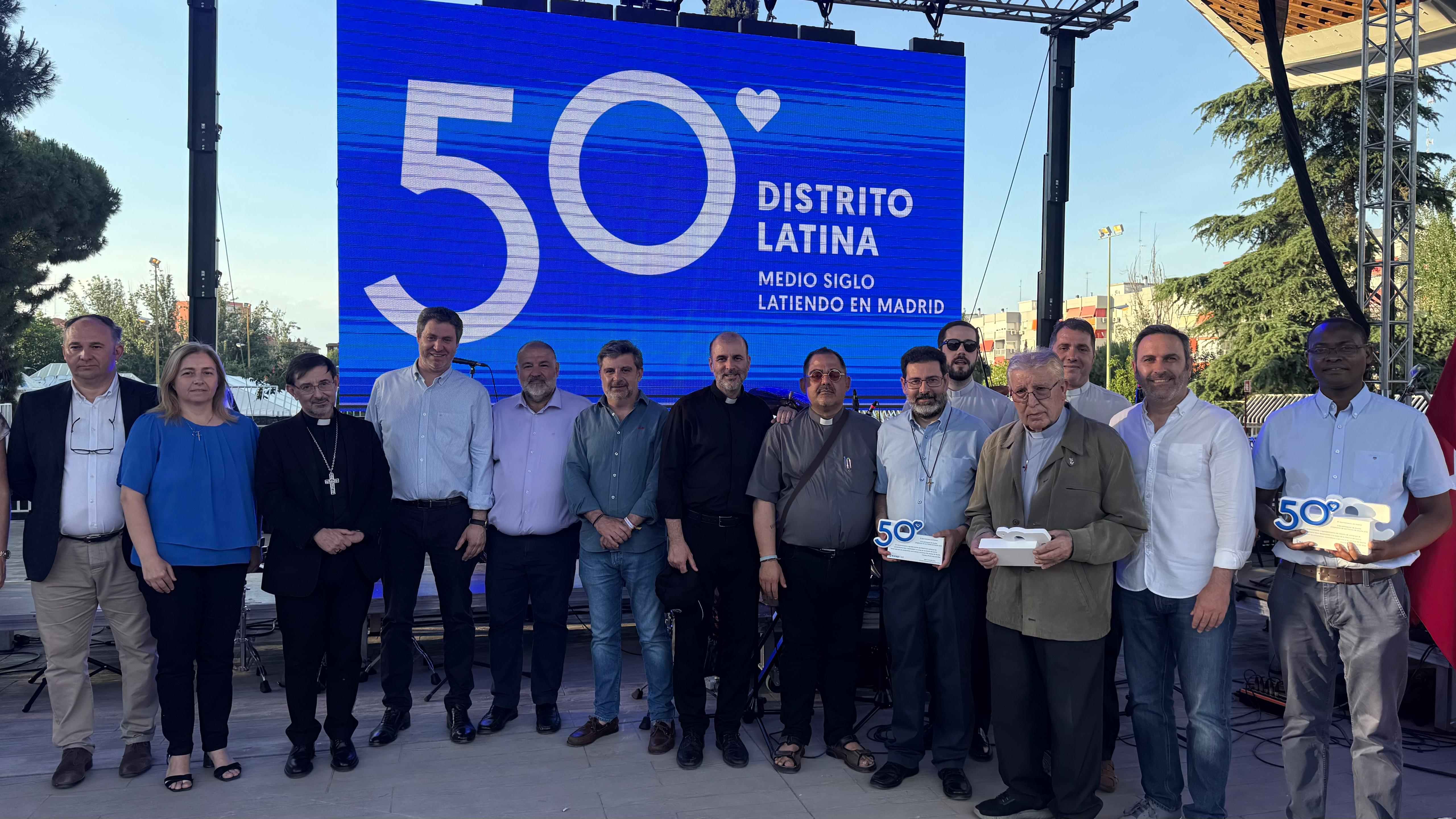 Sanz, González y Cobo, durante la lectura de pregón que ha dado comienzo a las fiestas en Aluche