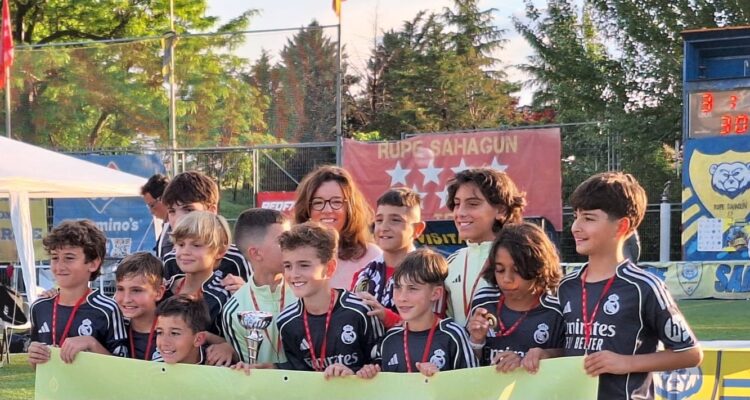 La concejala de Tetuán, Paula Gómez-Angulo, en la entrega de trofeos del V Torneo de Fútbol Rupe Sahagún