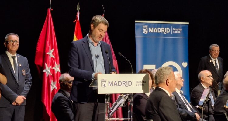 El concejal de Latina, Alberto González, en el homenaje al compositor Manuel Lillo