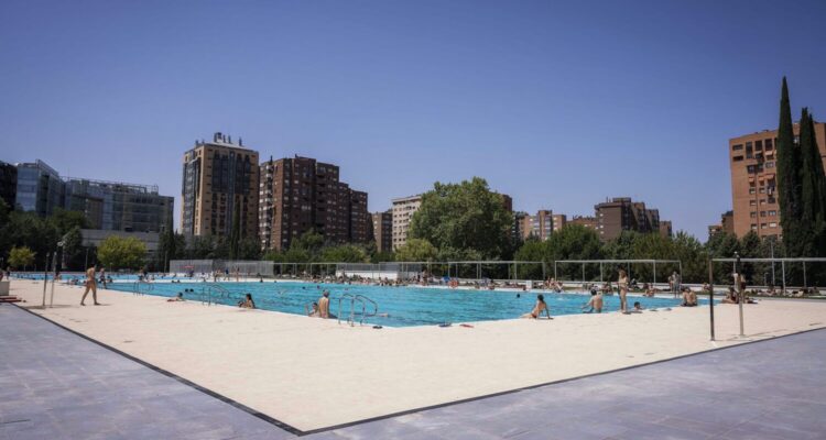 piscina municipal Vicente del Bosque en Madrid durante la temporada de verano