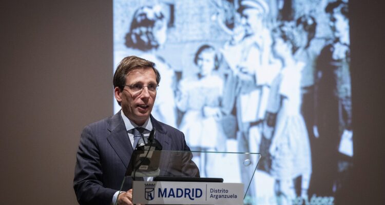 José Luis Martínez-Almeida, durante la presentación del libro póstumo del periodista y Cronista de la Villa Ángel del Río, Se hace saber… Bandos y órdenes curiosas y polémicas de los alcaldes de Madrid