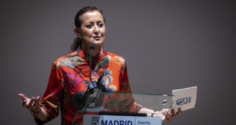 Lola Navarro, durante la presentación del libro póstumo del periodista y Cronista de la Villa Ángel del Río, Se hace saber… Bandos y órdenes curiosas y polémicas de los alcaldes de Madrid
