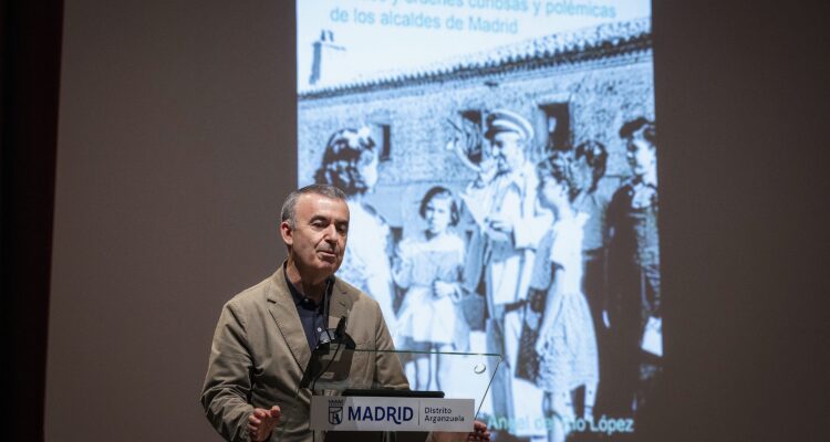 Lorenzo Silva durante la presentación del libro póstumo del periodista y Cronista de la Villa Ángel del Río, Se hace saber… Bandos y órdenes curiosas y polémicas de los alcaldes de Madrid