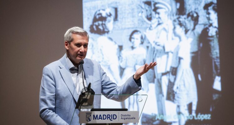 Víctor Arribas, durante la presentación del libro póstumo del periodista y Cronista de la Villa Ángel del Río, Se hace saber… Bandos y órdenes curiosas y polémicas de los alcaldes de Madrid