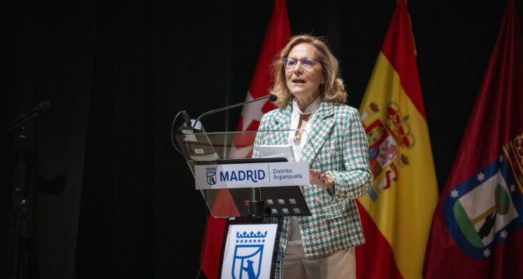 Elsa González, durante la presentación del libro póstumo del periodista y Cronista de la Villa Ángel del Río, Se hace saber… Bandos y órdenes curiosas y polémicas de los alcaldes de Madrid
