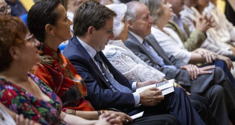 José Luis Martínez-Almeida, durante la presentación del libro póstumo del periodista y Cronista de la Villa Ángel del Río, Se hace saber… Bandos y órdenes curiosas y polémicas de los alcaldes de Madrid