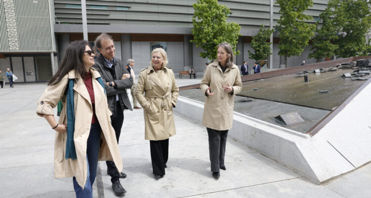 García Romero y Hernández de la Riva visitan las mejoras en la Plaza de Dalí