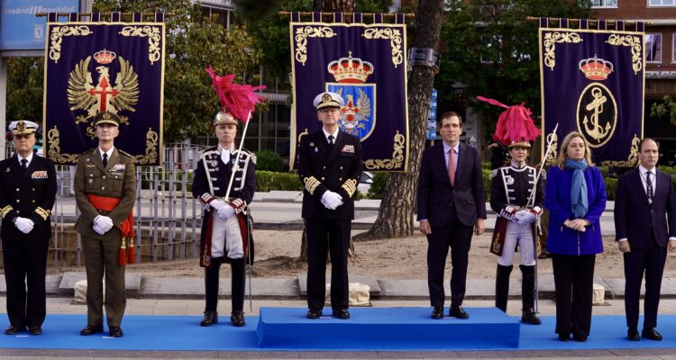 El alcalde de Madrid, José Luis Martínez-Almeida, junto al JEMAD y la vicealcaldesa en la ceremonia de izado de bandera de San Isidro