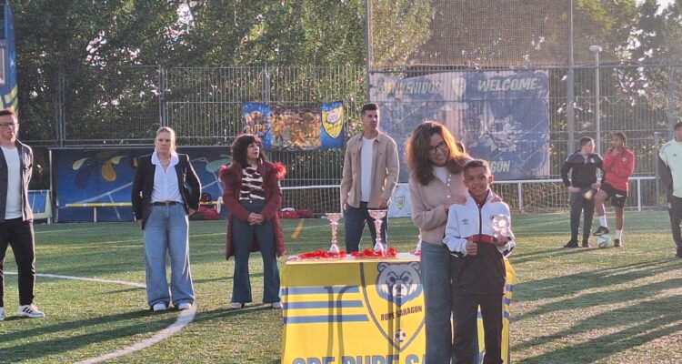 La concejala de Tetuán, Paula Gómez-Angulo, en la entrega de trofeos del V Torneo de Fútbol Rupe Sahagún