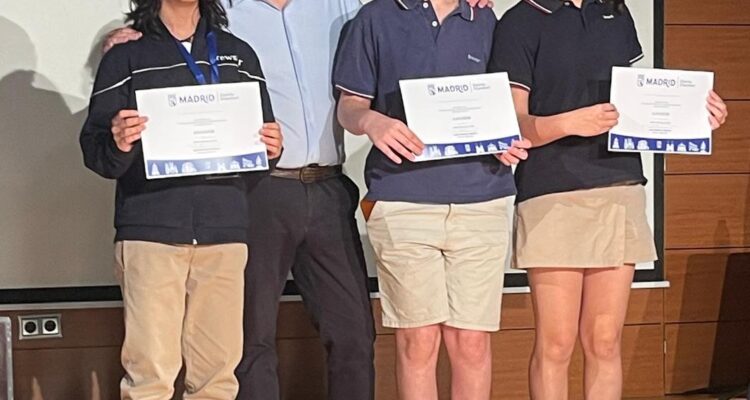 El concejal Jaime González Taboada con los ganadores del certamen