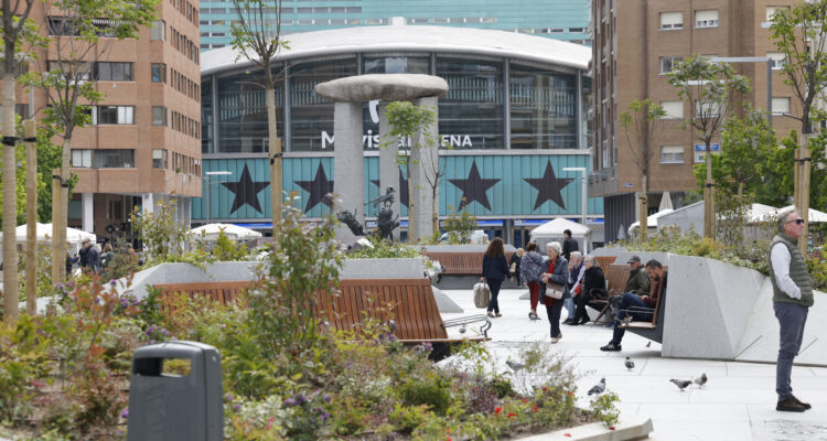 Trabajos de rehabilitación finalizados de la plaza de Salvador Dalí