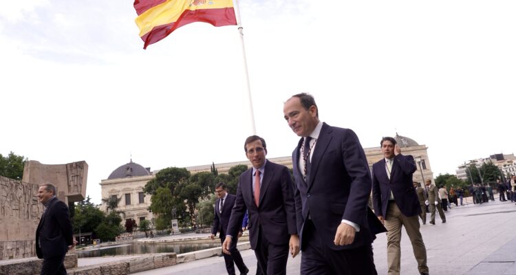 El alcalde de Madrid, José Luis Martínez-Almeida, en el acto de izado de la bandera