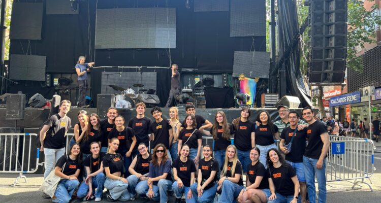 La concejala del distrito, Paula Gómez-Angulo, en una foto de grupo durante el Día de la Infancia en Tetuán