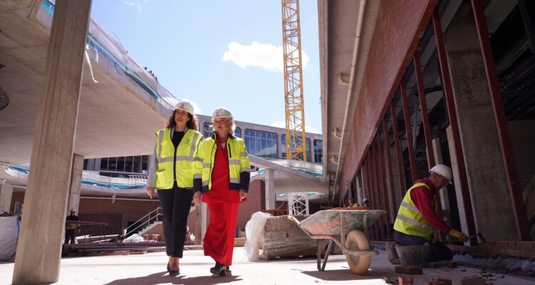 García Romero y Navarro visitan las obras del nuevo complejo municipal de Legazpi