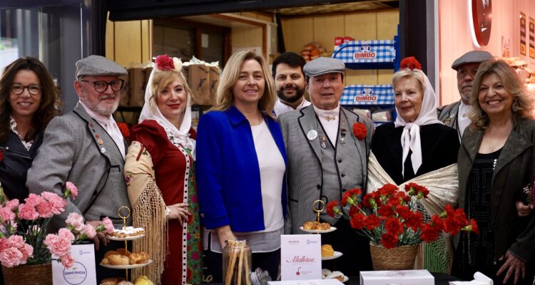 La vicealcaldesa de Madrid, Inma Sanz, acompañada de la delegada de Economía, Innovación y Hacienda, Engracia Hidalgo, y la concejala de Tetúan, Paula Gómez-Angulo, visita el mercado municipal del distrito