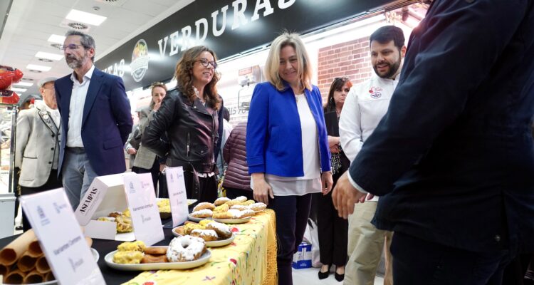 La vicealcaldesa de Madrid, Inma Sanz, acompañada de la concejala de Tetúan, Paula Gómez-Angulo, visita el mercado municipal del distrito