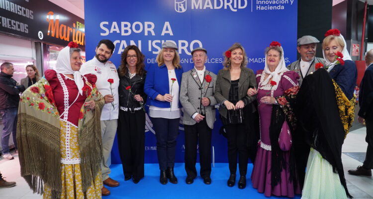 La vicealcaldesa de Madrid, Inma Sanz, acompañada de la delegada de Economía, Innovación y Hacienda, Engracia Hidalgo, y la concejala de Tetúan, Paula Gómez-Angulo, visita el mercado municipal del distrito
