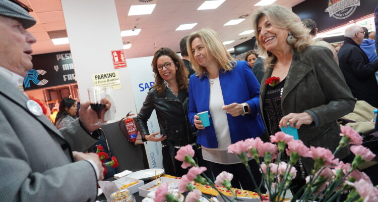 La vicealcaldesa de Madrid, Inma Sanz, acompañada de la delegada de Economía, Innovación y Hacienda, Engracia Hidalgo, y la concejala de Tetúan, Paula Gómez-Angulo, visita el mercado municipal del distrito
