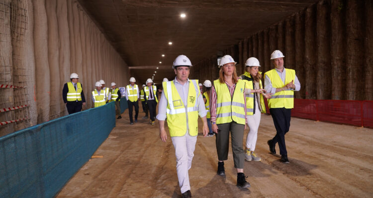 Carabante y González durante la visita al túnel de la A-5, cuya excavación acaba de concluir