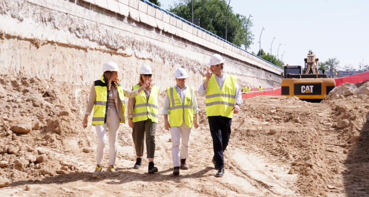 Carabante y González durante la visita al túnel de la A-5, cuya excavación acaba de concluir
