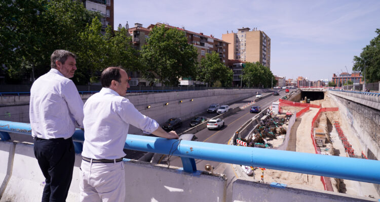 Carabante y González durante la visita al túnel de la A-5, cuya excavación acaba de concluir