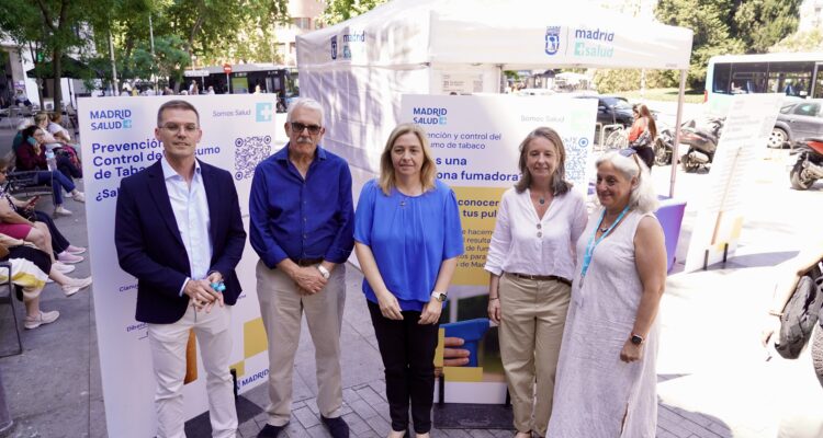 La vicealcaldesa y portavoz municipal, Inma Sanz, junto a la concejala de Salamanca, Cayetana Hernández de la Riva, ha visitado hoy la carpa instalada en Manuel Becerra.