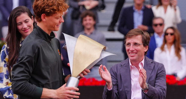 Almeida entrega el trofeo Mutua Madrid Open