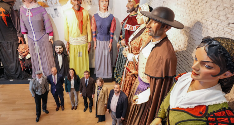 Almeida, Rivera de la Cruz y Segura con los gigantes y cabezudos de Madrid