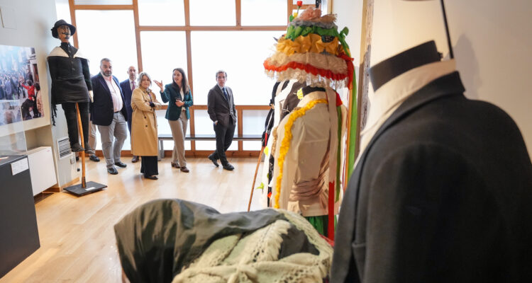 Almeida, Rivera de la Cruz y Segura durante la visita al museo
