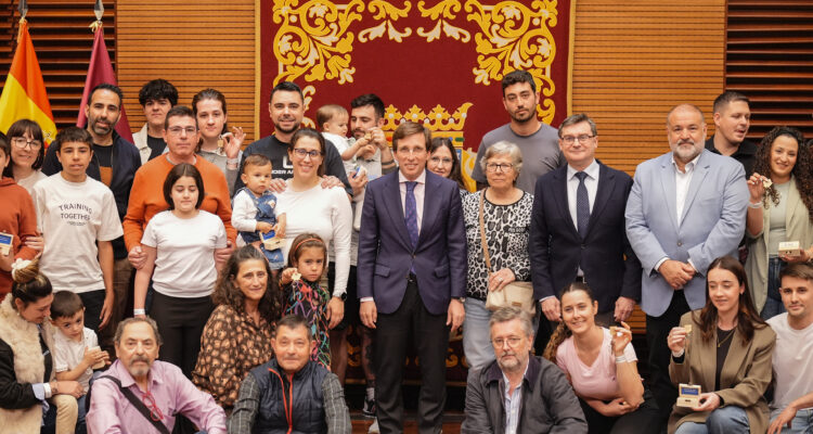 Almeida con algunos adjudicatarios de la promoción Cañaveral 5