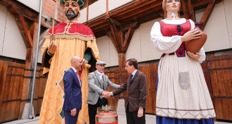 Almeida con el gran barquillero de Madrid Julián Cañas