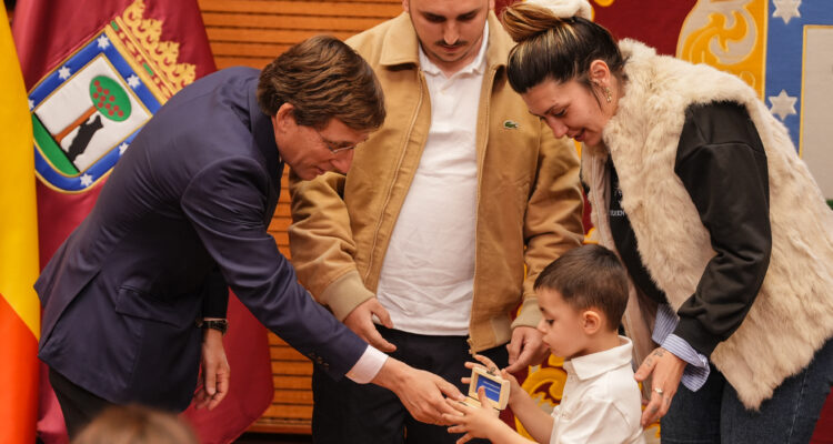 Almeida con familia adjudicataria promoción viviendas alquiler asequible Cañaveral 5