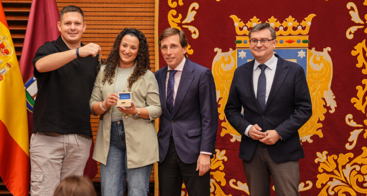 Almeida con pareja adjudicataria promoción Cañaveral 5