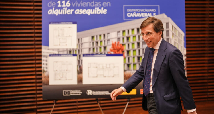 Almeida en el acto de entrega de 116 viviendas de alquiler asequible Cañaveral 5