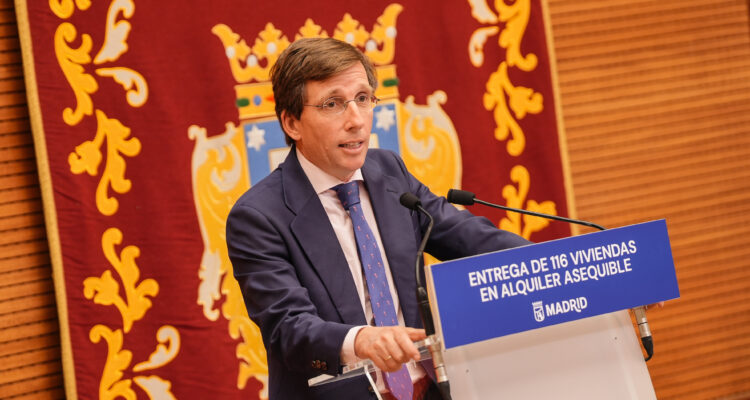 Almeida en momento entrega viviendas Cañaveral 5
