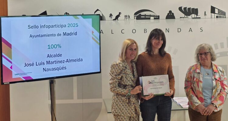 Ángela Pérez Brunete, directora general de transparencia y calidad, recoge el reconocimiento al Ayuntamiento de Madrid