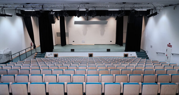 Auditorio del nuevo equipamiento Benjamín Palencia en Villa de Vallecas
