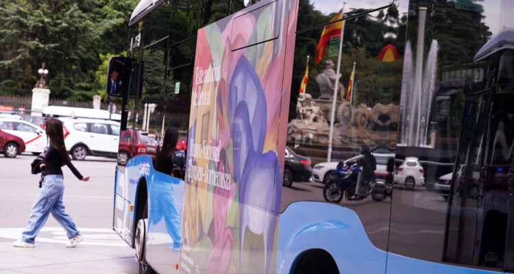 Autobús vinilado con cuadro de El Sueño, de Franz Marc