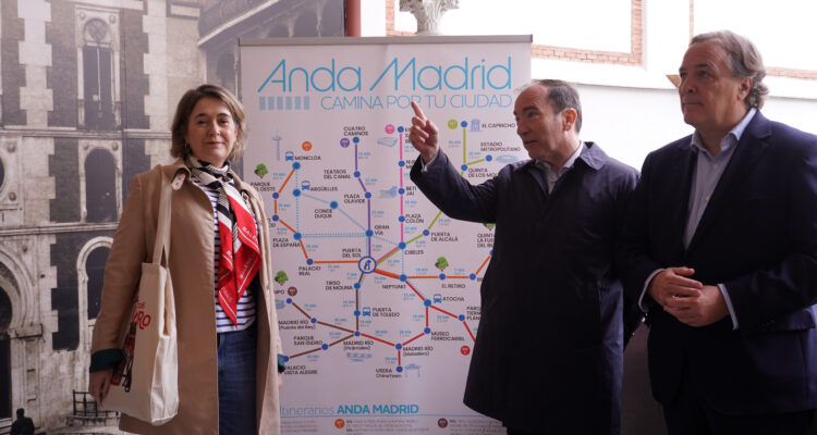 Carabante, Rivera de la Cruz y González Taboada durante la presentación del mapa Anda Madrid