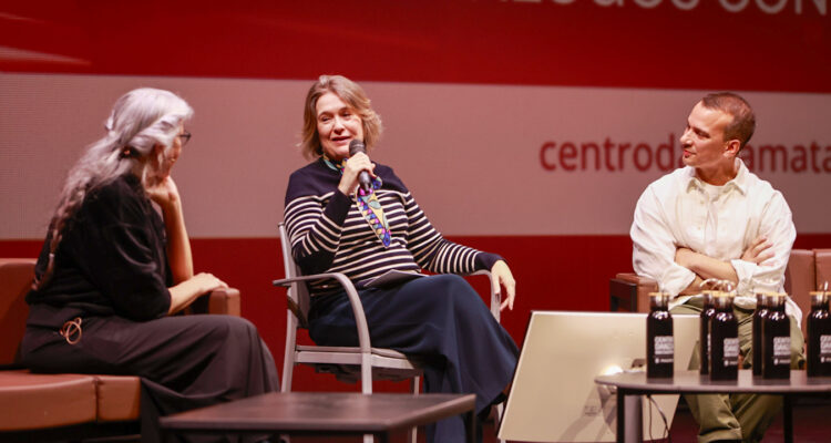 Marta Rivera de la Cruz, Delegada de Cultura, Turismo y Deporte del Ayuntamiento de Madrid, junto con María Pagés y Arnaud Mahouy en la presentación del encuentro 'La danza, ¿el arte olvidado de la medicina?' Imagen de Roberto Capilla.