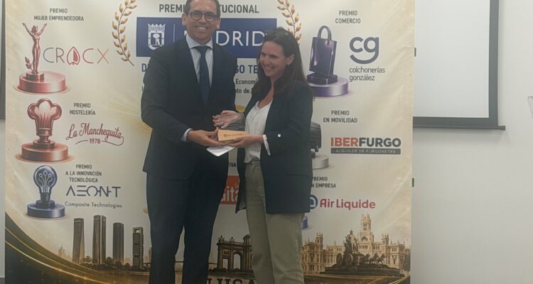 Orlando Chacón con el Premio a la Colaboración Institucional concedido por la Unión de Nuevos Empresarios de Villaverde (UNE Villaverde)