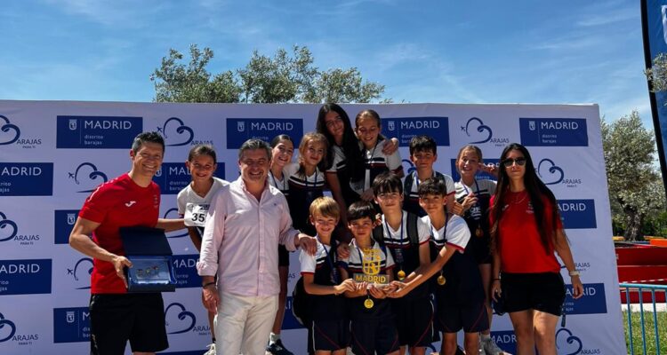El concejal de Barajas, Juan Peña, ha entregado los trofeos a los tres centros que han conseguido mayor número de puntos durante las 12 pruebas