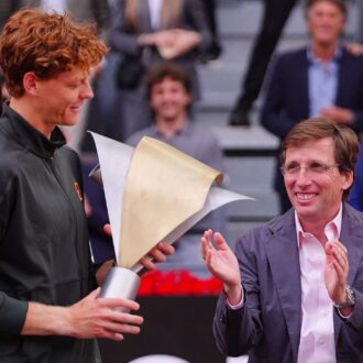 Almeida entrega el trofeo a Sinner ganador del Mutua Madrid Open