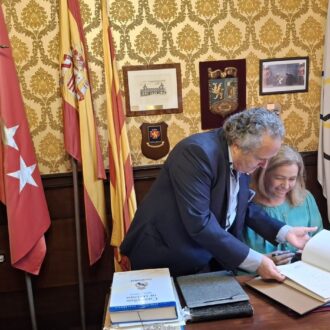 La vicealcaldesa, Inma Sanz, durante la visita a la Casa de Madrid en Barcelona