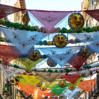 Calle adornada con mantones en distrito Centro (Imagen de archivo)