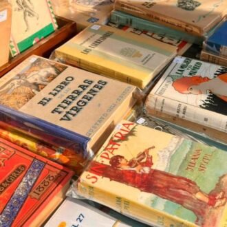 Libros en un puesto de la IX Feria del Libro de Chamartín