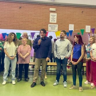 El concejal David Pérez aparece en la foto con usuarios del centro celebrando el cierre de las actividades