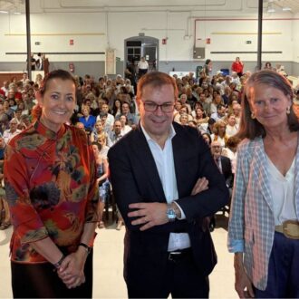 La concejala de Arganzuela, Lola Navarro, acompañada de los autores Javier Sierra e Isabel San Sebastián